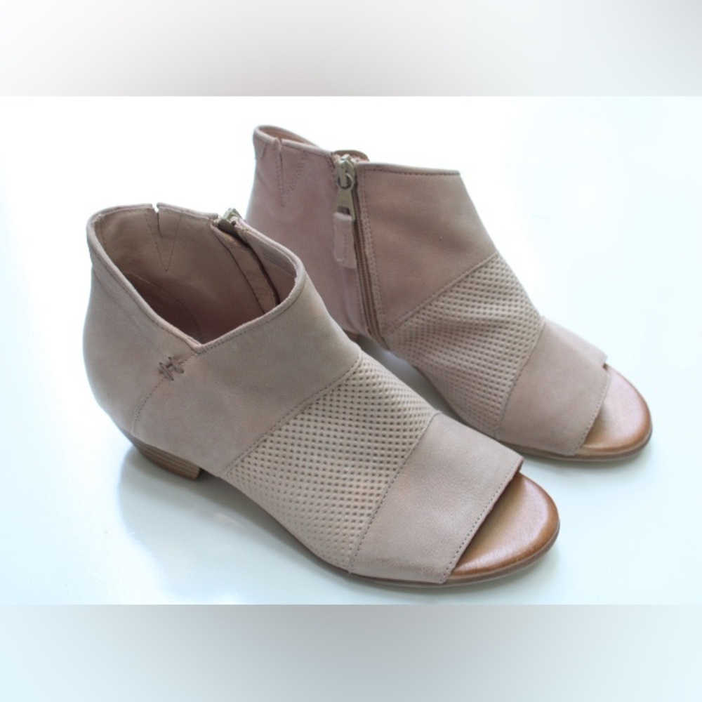 NWOT Miz Mooz booties